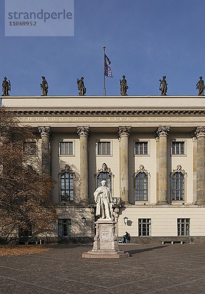 Humboldt-Universität mit Alexander von Humboldt-Statue  Berlin  Deutschland  Europa
