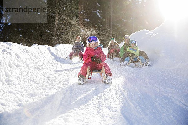Mädchen  Kinder beim Rodeln mit Familie  Muttereralm bei Innsbruck  Tirol  Österreich  Europa
