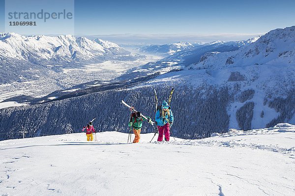 Skifahrer  Freerider beim Aufstieg mit Blick ins Inntal und Innsbruck  Axamer Lizum  Innsbruck  Tirol  Österreich  Europa