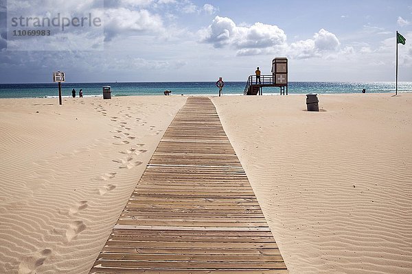 Holzsteg über die Sanddünen zum Meer mit Lebensretter Station  Sandstrand Playa Bajo Negro  Parque Natural de Corralejo  Fuerteventrura  Kanarische Inseln  Spanien  Europa