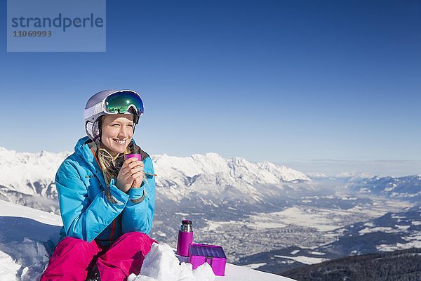 Skifahrerin  Freeriderin macht am Gipfel eine Pause  hinten Inntal  Axamer Lizum  Innsbruck  Tirol  Österreich  Europa