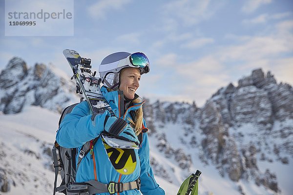 Skifahrerin  Freeriderin mit Skibrille und Helm  hinten Kalkkögel  Axamer Lizum  Tirol  Österreich  Europa