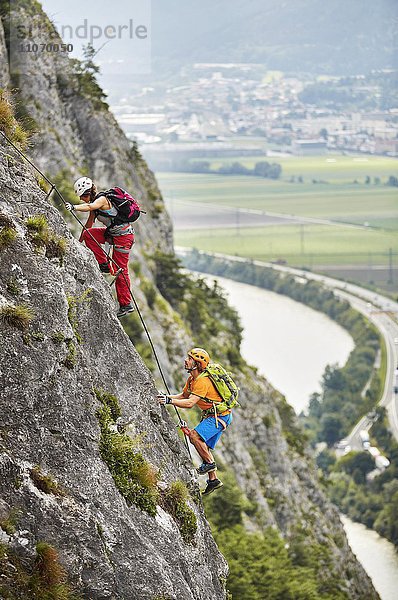 Bergsteiger  Kletterer mit Helm beim Aufstieg am Klettersteig  Zirl  Innsbruck  Tirol  Österreich  Europa