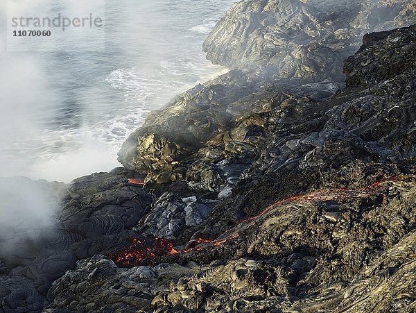 Pu?u ???? Vulkan  Vulkanausbruch  Lavastrom  glühende heiße Lava fließt  Hawai?i-Volcanoes-Nationalpark  Hawaii  USA  Nordamerika