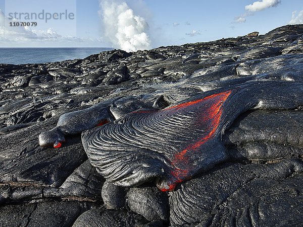 Pu?u ???? Vulkan  Vulkanausbruch  Lavastrom  glühende heiße Lava fließt  Hawai?i-Volcanoes-Nationalpark  Hawaii  USA  Nordamerika