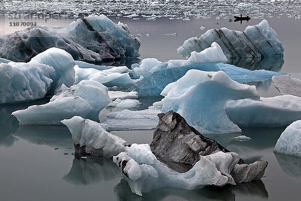 Eis  Eisberge mit Spuren von Vulkanasche  Gletschersee  Gletscherlagune des Gletschers Vatnajökull  Jökulsarlon  Island  Europa