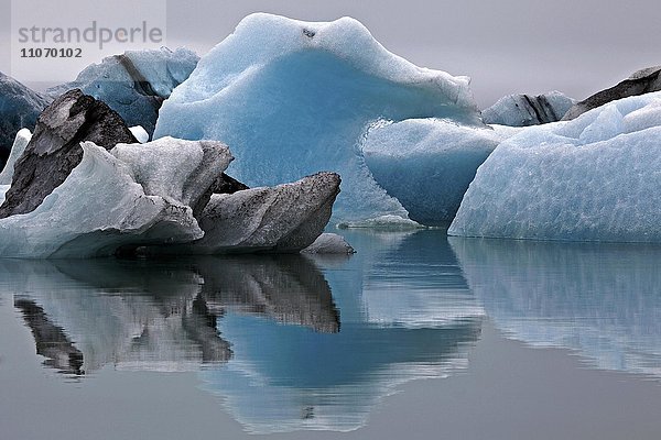 Eis  Eisberge mit Spuren von Vulkanasche  Gletschersee  Gletscherlagune des Gletschers Vatnajökull  Jökulsarlon  Island  Europa