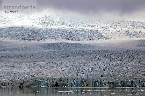 Eis  Gletscher  Gletscherabbruch  Gletschersee  Gletscherlagune des Gletschers Vatnajökull  Jökulsarlon  Island  Europa