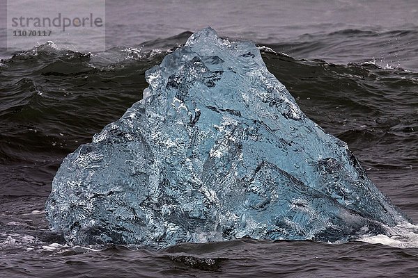 Eisscholle  Eisbrocken treibt im Meer  bei Jökulsarlon  Island  Europa