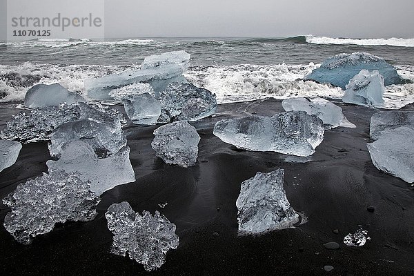 Eisschollen  Eisbrocken am Lavastrand bei Jökulsarlon  Island  Europa