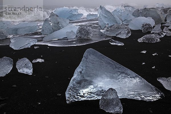 Eisschollen  Eisbrocken am Lavastrand bei Jökulsarlon  Island  Europa