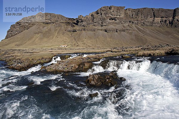 Bergige Landschaft mit Fluss Fossalar nahe Kirkjubaejarklaustur  Südisland  Island  Europa