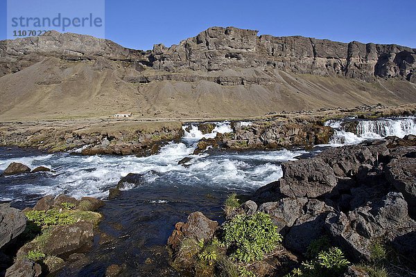 Bergige Landschaft mit Fluss Fossalar nahe Kirkjubaejarklaustur  Südisland  Island  Europa