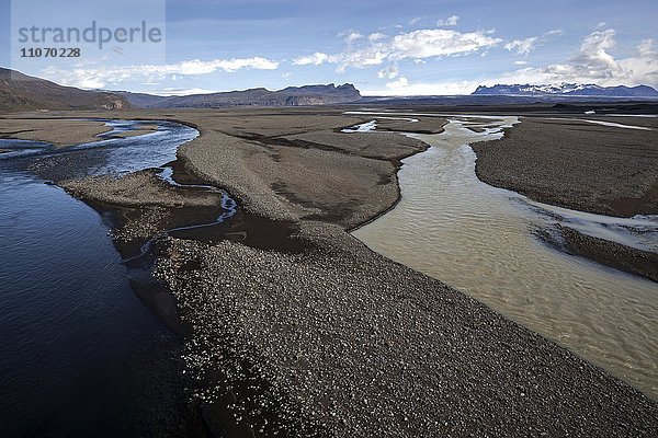 Gletscherabflüsse durchziehen die Lavasandebene Skeidararsandur  Südisland  Island  Europa