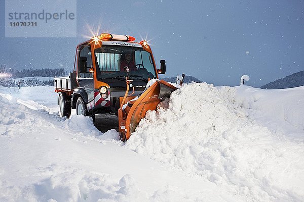 Schneeräumer  Transporter bei der Schneeräumung  Winterdienst  Inntal  Kufstein  Tirol  Österreich  Europa