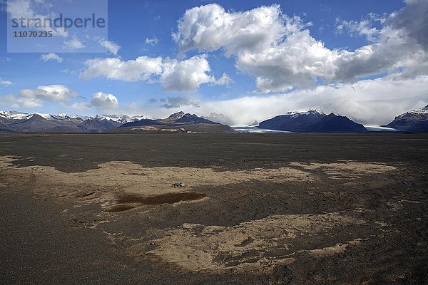 Lavasandebene Skeidararsandur bei Skaftfell  hinten Berge und Gletscher Vatnakökull  Südisland  Island  Europa