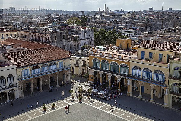 Ausblick auf den Plaza Vieja mit renovierten Häusern der historischen Altstadt  Havanna  Kuba  Nordamerika