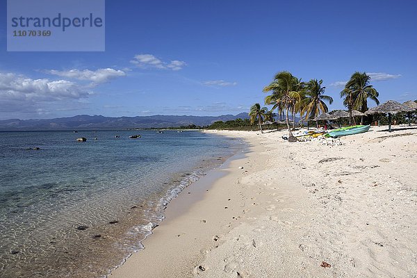 Tropischer Strand mit Palmen am Playa Ancon  bei Trinidad  Provinz Sancti Spiritus  Kuba  Nordamerika