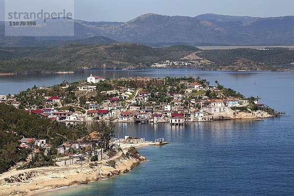 Ausblick auf die Insel Cayo Granma in der Bucht Bahia de Santiago de Cuba  Santiago de Cuba  Provinz de Santiago de Cuba  Kuba  Nordamerika