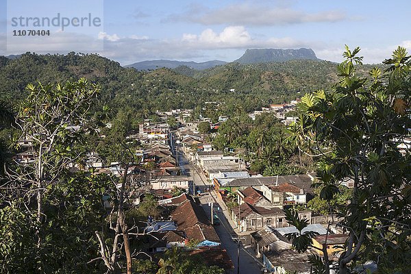Ausblick auf die Häuser von Baracoa  hinten der Tafelberg El Yunque  Provinz Guantanamo  Kuba  Nordamerika