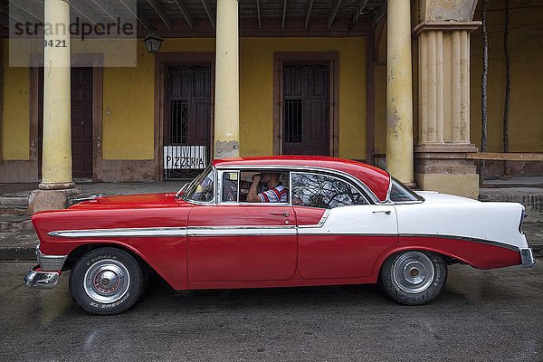 Oldtimer  rot-weiß  50er Jahre  Holguin  Provinz Holguin  Kuba  Nordamerika