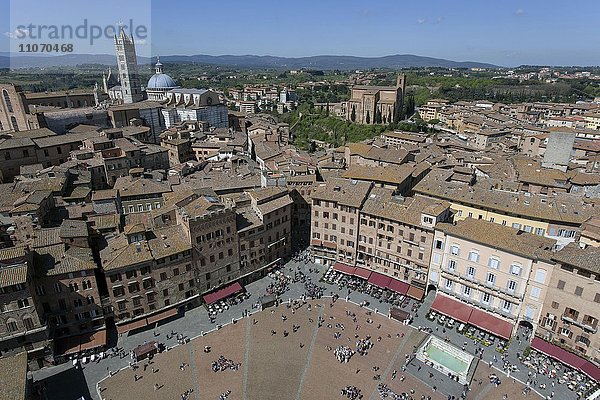 Ausblick auf die Piazza del Campo und Dächer der Altstadt vom Torre del Mangia  Siena  Toskana  Italien  Europa
