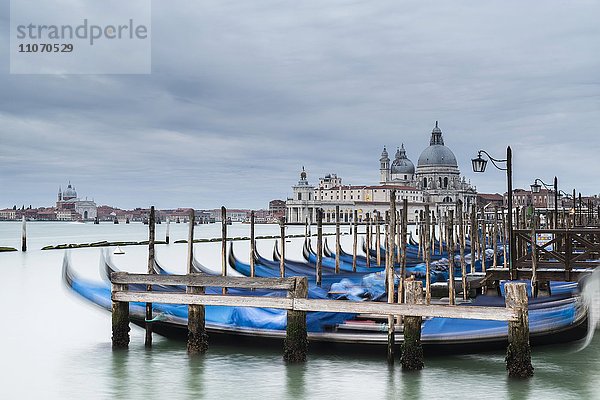 Kirche Santa Maria della Salute mit Gondeln  Venedig  Venetien  Italien  Europa