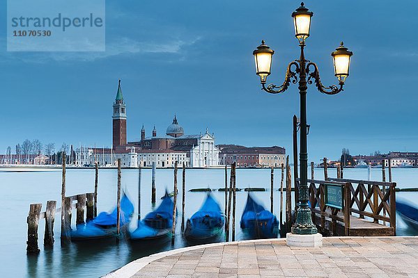 Ausblick auf die Kirche San Giorgio Maggiore  im Vordergrund blaue Gondeln  Insel Isola di S. Giorgio Maggiore  Venedig  Venetien  Italien  Europa