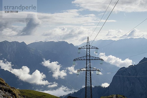 Stromleitung  Torscharte  2246m  Hagengebirge links  Hochkönig rechts  Berchtesgadener Alpen  hinten Tennengebirge  Österreich  Europa