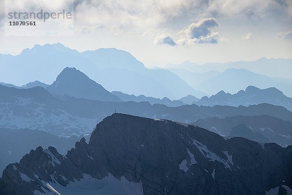 Bergketten  Silhouette  Ausblick vom Hochkönig  2941 m  auf Hochseiler 2793 m vorne  Schönfeldspitze 2653 m mitte links  Steinernes Meer  Loferer Steinberge hinten  Berchtesgadener Alpen  Österreich  Europa