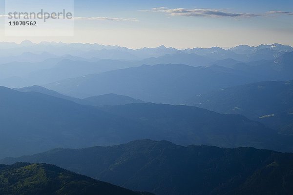 Bergketten  Silhouette  Blick vom Hochkönig  2941m  auf die Pinzgauer Berge  hinten Hohe Tauern  Österreich  Europa