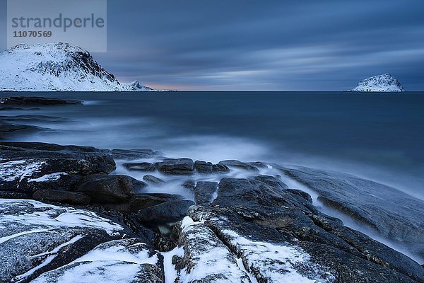 Blaue Stunde am Strand  Felsen an der Küste  Haukland  Lofoten  Norwegen  Europa