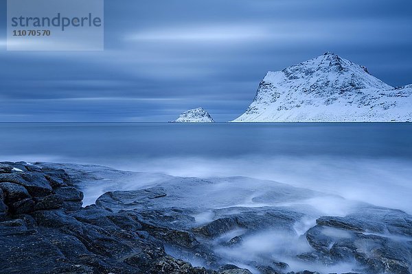 Blaue Stunde am Strand  Haukland  Lofoten  Norwegen  Europa