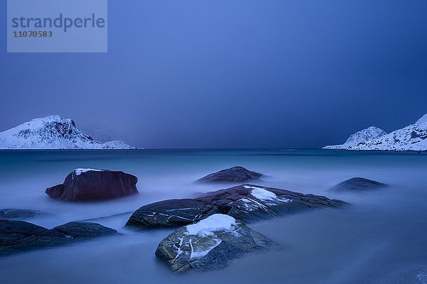 Felsen im Wasser am Strand von Haukland  Lofoten  Norwegen  Europa