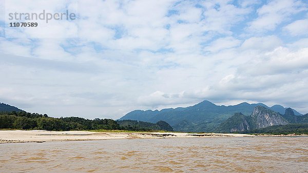 Landschaft mit Bergen am Mekong  Pak Ou  Provinz Louangphabang  Laos  Asien