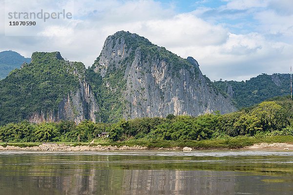 Landschaft mit Bergen  Kalkfelsen am Mekong  Pak Ou  Provinz Louangphabang  Laos  Asien