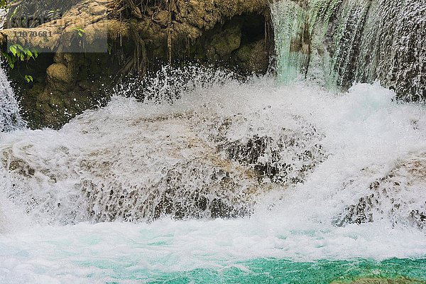 Spritzendes Wasser eines Wasserfalls  Tat Kuang Si Wasserfälle  Luang Prabang  Louangphabang  Laos  Asien