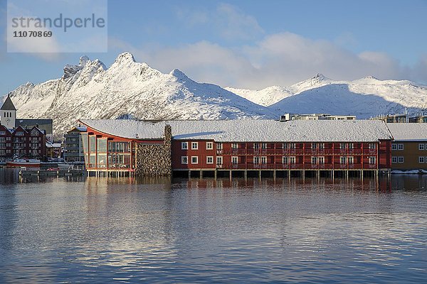 Hotel Scandic Svolvær vor schneebedeckten Bergen  Svolvaer  Austvågøya  Lofoten  Nordland  Norwegen  Europa