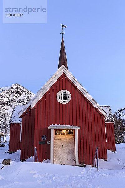 Kirche im Schnee  Flakstad  Lofoten  Nordland  Norwegen  Europa
