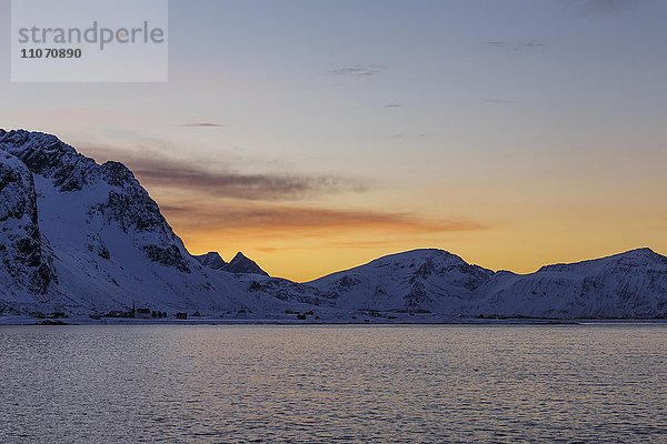 Verschneite Küstenlandschaft bei Sonnenuntergang  Flakstad  Flakstadøy  Lofoten  Nordland  Norwegen  Europa