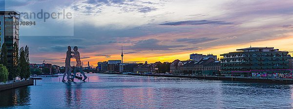 Monumentalkunstwerk Molecule Man von Jonathan Borofsky in der Spree  Fernsehturm  bei Sonnenuntergang  Treptow  Berlin  Deutschland  Europa