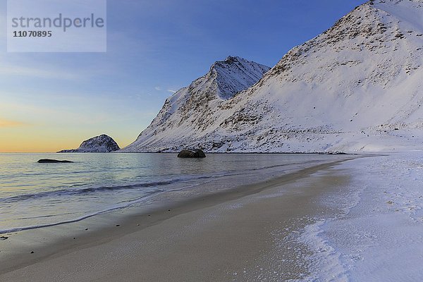 Haukland Strand mit Schnee  Vestvågøy  Lofoten  Nordland  Norwegen  Europa