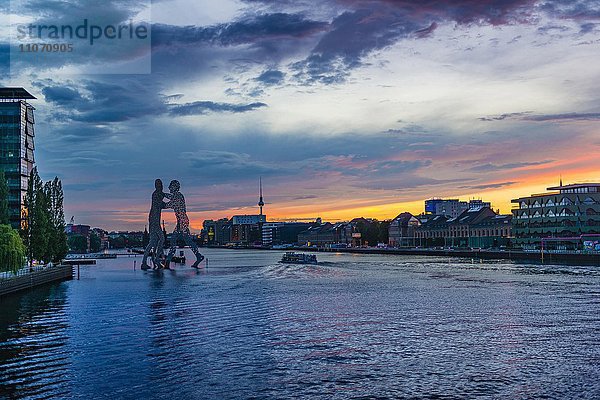 Monumentalkunstwerk Molecule Man von Jonathan Borofsky in der Spree  Fernsehturm  bei Sonnenuntergang  Treptow  Berlin  Deutschland  Europa