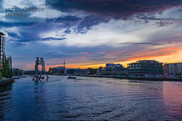 Monumentalkunstwerk Molecule Man von Jonathan Borofsky in der Spree  Fernsehturm  bei Sonnenuntergang  Treptow  Berlin  Deutschland  Europa