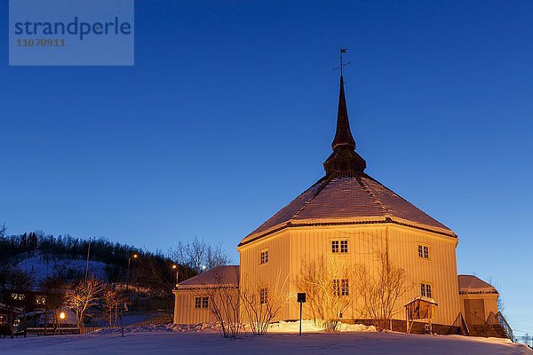 Beleuchtete Kirche am Abend im Winter  Ankenes  Nordland  Norwegen  Europa