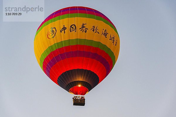 Bunter Heißluftballon in der Luft  Vang Vieng  Vientiane  Laos  Asien