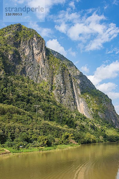 Karstberge  Karstlandschaft mit Nam Ou River  Nong Khiaw  Louangphabang  Laos  Asien