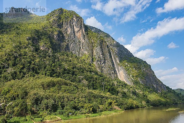 Karstberge  Karstlandschaft mit Nam Ou River  Nong Khiaw  Louangphabang  Laos  Asien