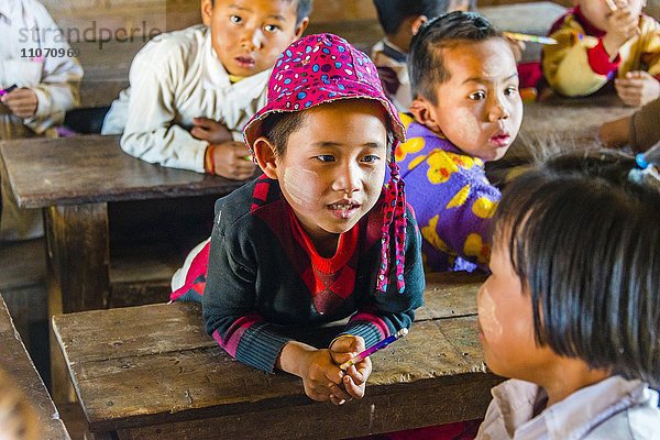 Junge sitzt an seinem Tisch  Schulkind in der Schule  Shan Staat  Myanmar  Asien