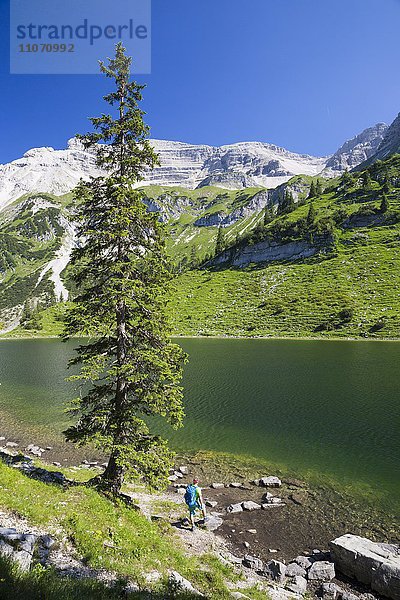 Oberer Soiernsee und Wanderer  Mittenwald  Bayern  Deutschland  Europa